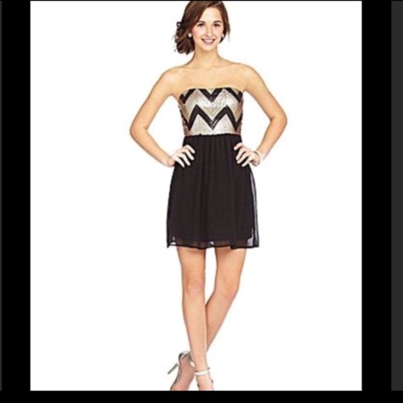 🔴HP🎉🔴CLEARANCE🔴🔴TAKARA Sequined Strapless Cocktail Dress🔴🔴 - Picture 1 of 7